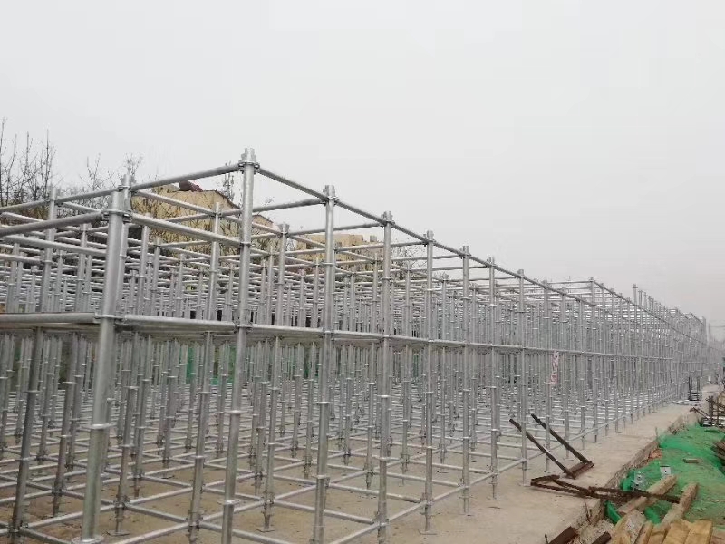 搭建腳手架橫向掃地桿與縱向掃地桿時，怎么設(shè)置好？ (圖1)